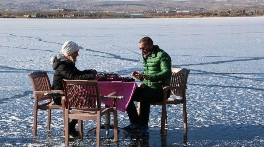 (&ouml;zel Haber) Donan Mogan G&ouml;l&uuml; &Uuml;zerinde Eşi İle Birlikte Kahvaltı Yaptı