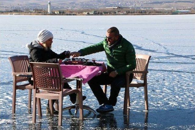 (özel Haber) Donan Mogan Gölü Üzerinde Eşi İle Birlikte Kahvaltı Yaptı