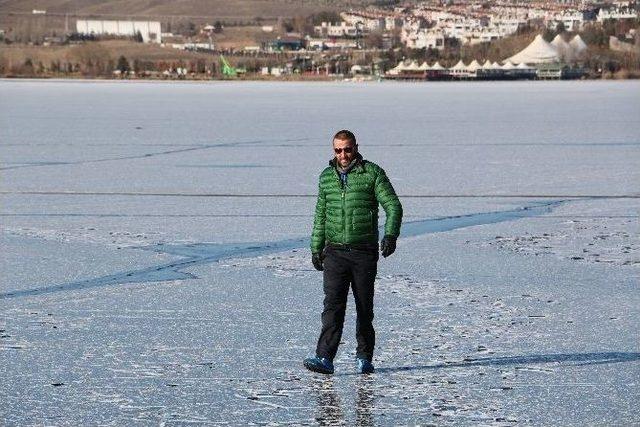 (özel Haber) Donan Mogan Gölü Üzerinde Eşi İle Birlikte Kahvaltı Yaptı