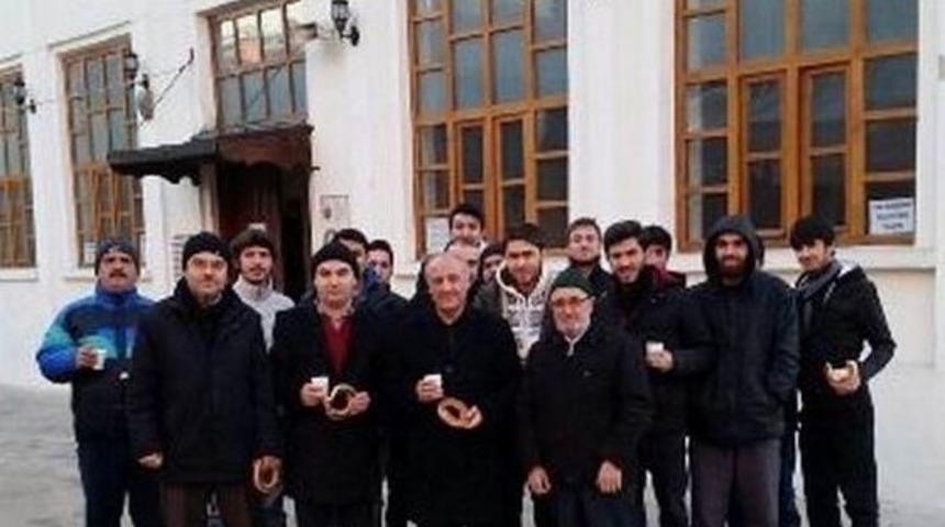 Sabah Namazı Buluşmalarında S&uuml;t Ve Simit İkramı