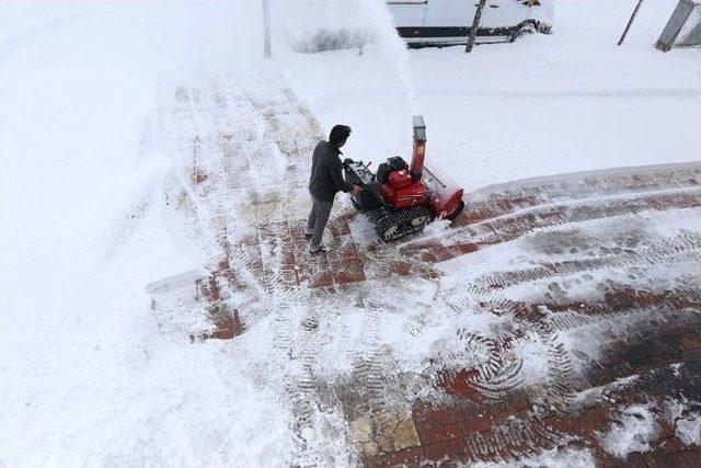 Kaldırımlar İçin Mini Kar Küreme Araçları Alındı