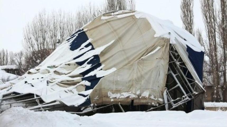 Bulanık&rsquo;ta İki Halı Sahanın &Ccedil;atısı &Ccedil;&ouml;kt&uuml;