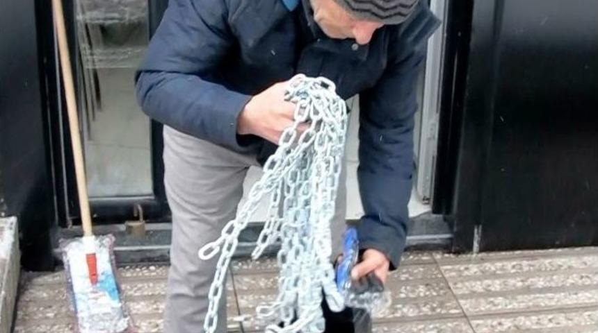 Yolda Aracı Mahsur Kalan S&uuml;r&uuml;c&uuml; Kendi Ara&ccedil; Zincirini Yaptı