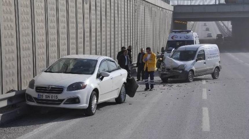 Bozulan Sağ Şeritteki Araca Arkadan &Ccedil;arptı: 1 Yaralı