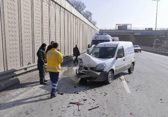 Bozulan Sağ Şeritteki Araca Arkadan Çarptı: 1 Yaralı