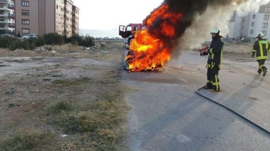 Seyir Halindeki Ara&ccedil; Alev Alev Yandı
