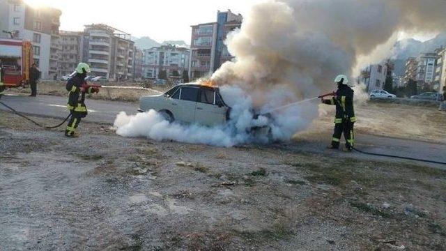 Seyir Halindeki Araç Alev Alev Yandı