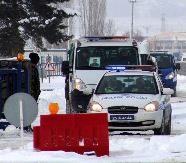 Özel Harekat Polisleri, Şehit Meslektaşlarının Cenazesini Omuzladı