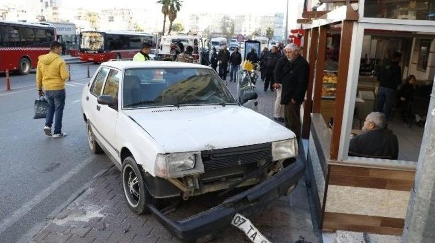 Kontrolden &Ccedil;ıkan Ara&ccedil; Pastaneye Girmek &Uuml;zereyken Son Anda Durdu