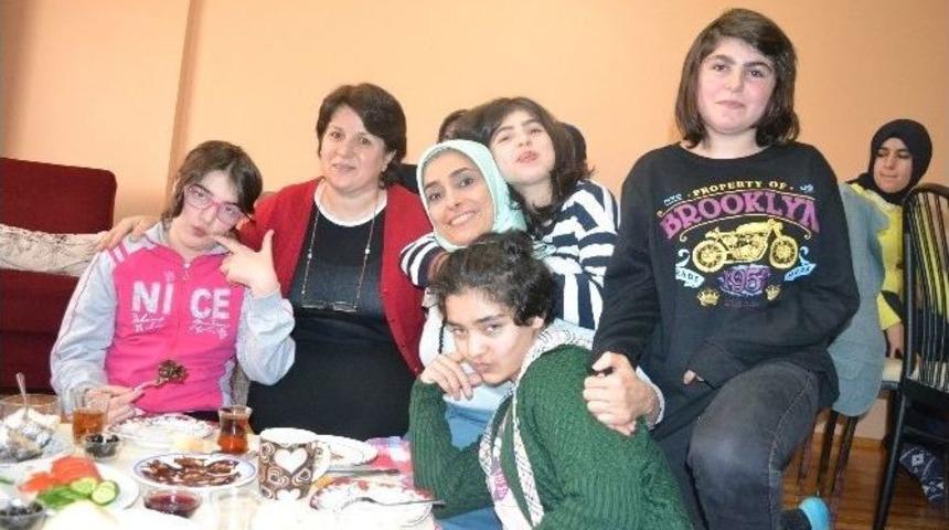 &Ccedil;ocuk Evleri&rsquo;nde Sevgi Seli