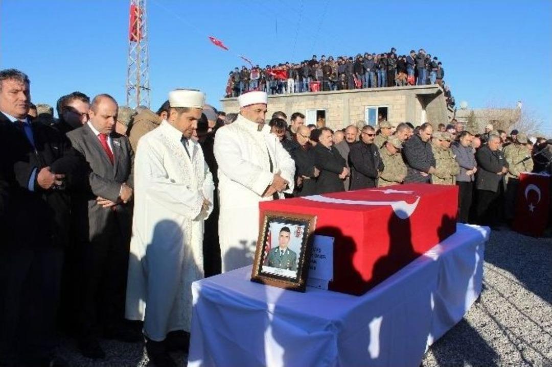 Adıyaman Şehidini K&uuml;rt&ccedil;e Ve T&uuml;rk&ccedil;e Ağıtlarla Uğurladı