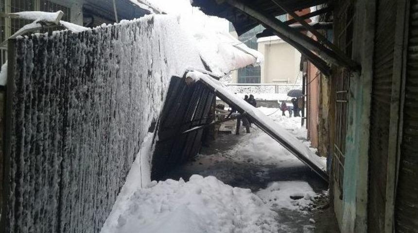 Siirt’te Çatı Çöktü Esnaflar Mağdur Oldu