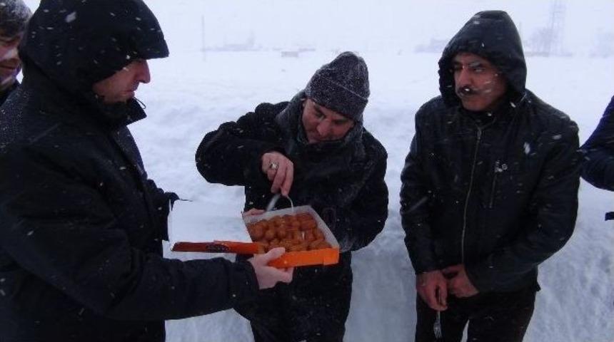 Vali&rsquo;den Karla M&uuml;cadele Ekibine Tatlı İkramı