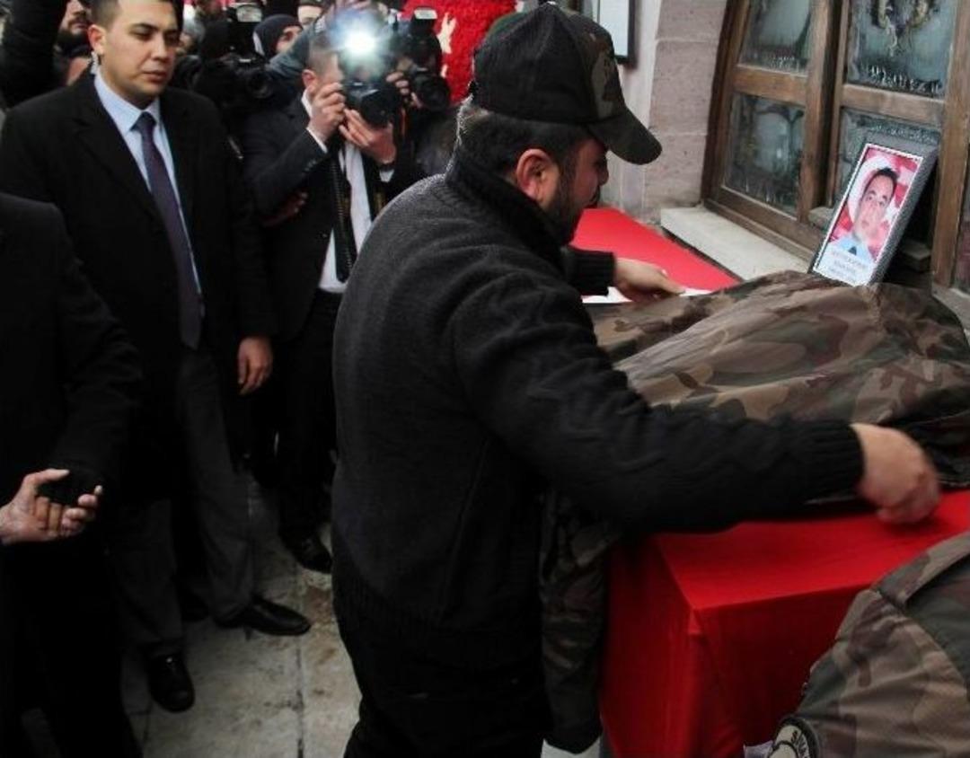 Doğum G&uuml;n&uuml;nde Şehit Olan Polis Tekbirlerle Uğurlandı