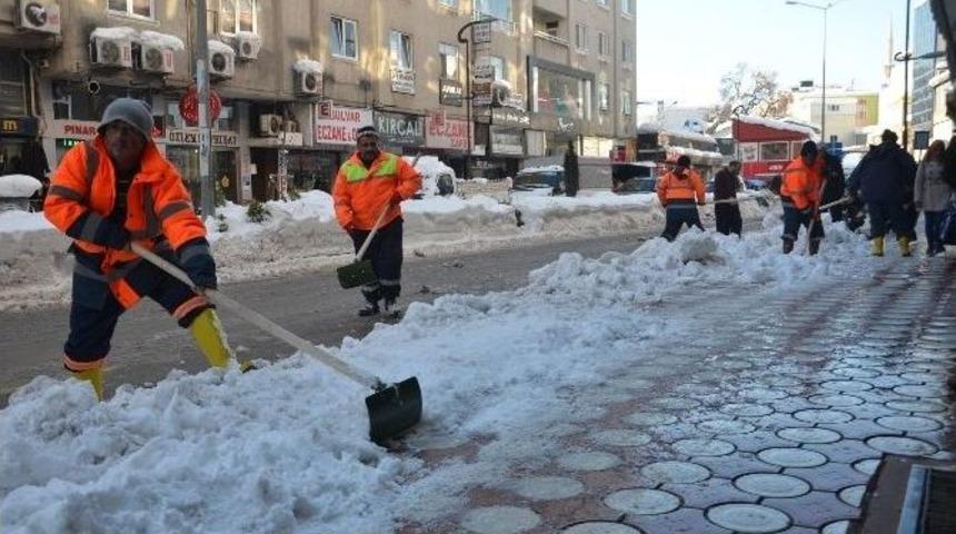 Bafra&rsquo;da Karla M&uuml;cadele &Ccedil;alışmaları S&uuml;r&uuml;yor