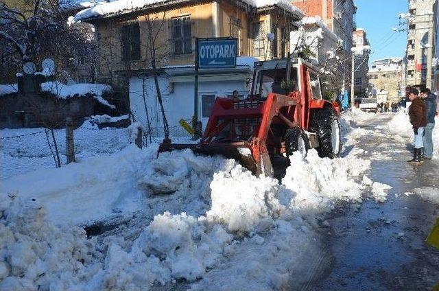 Bafra’da Karla Mücadele Çalışmaları Sürüyor