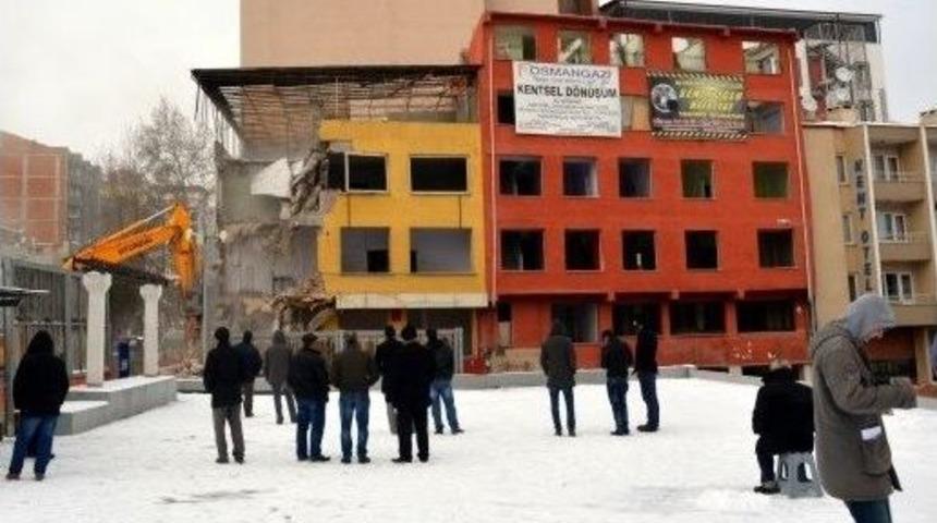 Binanın Yıkılmasını İzleyen Meraklı G&ouml;zler