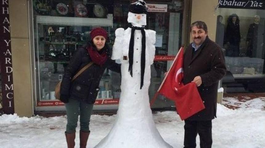 Kardan Adamla &Ccedil;ay İ&ccedil;iyorlar