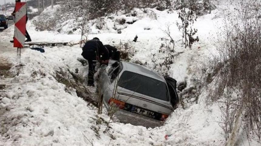 Yoldan &Ccedil;ıkarak Su Kanalına U&ccedil;tu: 4&rsquo;&uuml; &Ccedil;ocuk 6 Yaralı