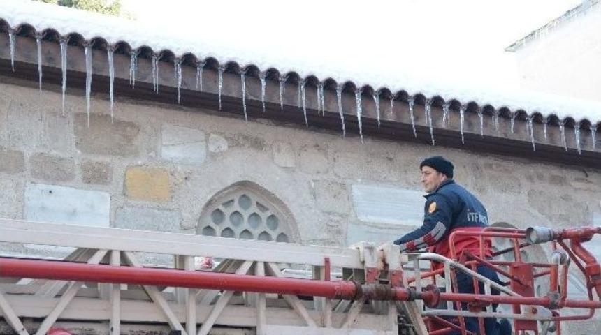 Belediye Buz Sarkıtlarını Temizliyor