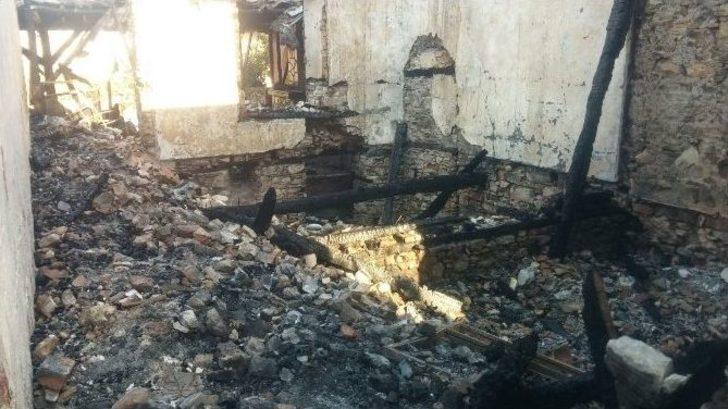 Kuşadası’nda Tarihi Ev Yangınının Faturası Ağır G3