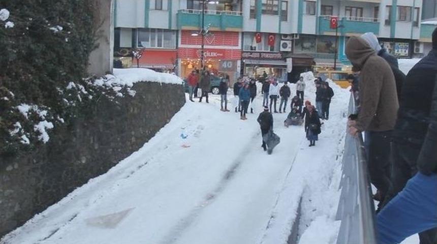 Trafiğe Kapanan Yolu, Kayak Pistine &Ccedil;evirdiler