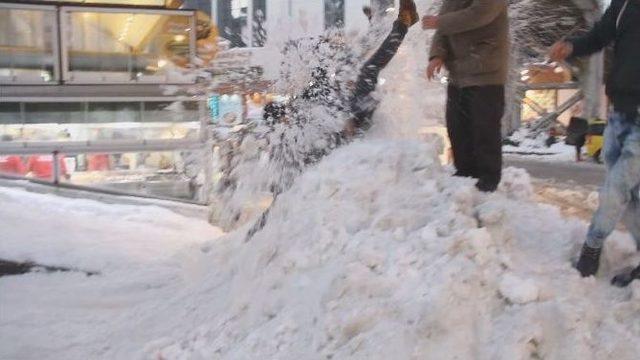 Trafiğe Kapanan Yolu, Kayak Pistine Çevirdiler