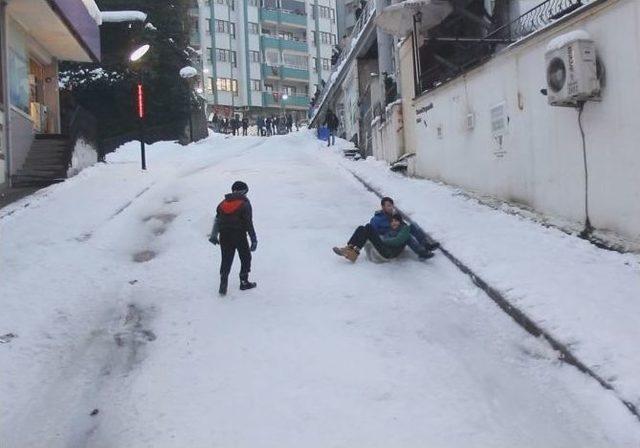 Trafiğe Kapanan Yolu, Kayak Pistine Çevirdiler