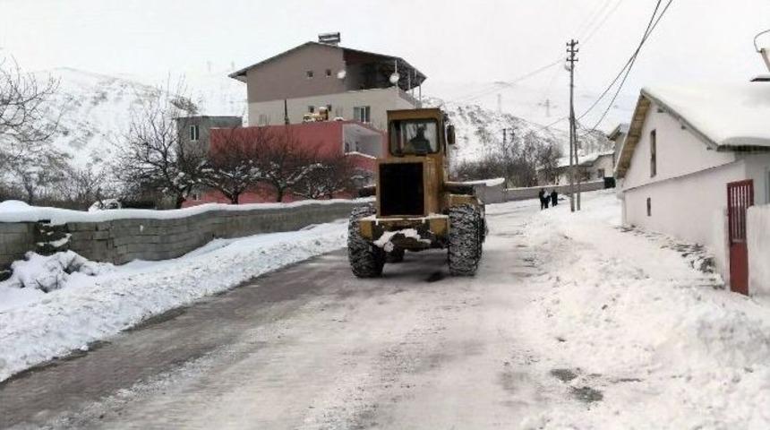 Adilcevaz Belediyesinden Karla M&uuml;cadele &Ccedil;alışmaları