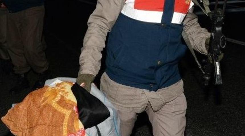 Otob&uuml;s&uuml;n Yatak B&ouml;l&uuml;m&uuml;nden 7 Bin Paket Ka&ccedil;ak Sigara &Ccedil;ıktı