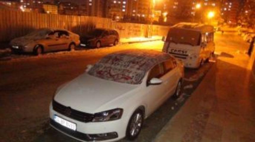 S&uuml;r&uuml;c&uuml;ler Ara&ccedil;larını Battaniyeyle Soğuktan Korudu