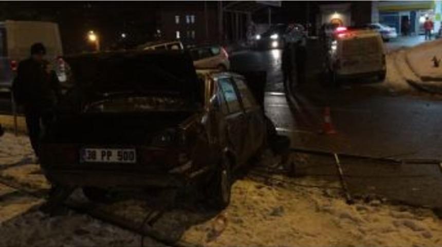 Otomobil Tramvay Durağına Daldı: 1 Yaralı