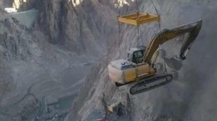 Tonlarca Ağırlıktaki İş Makinelerini Havadan İndirdiler