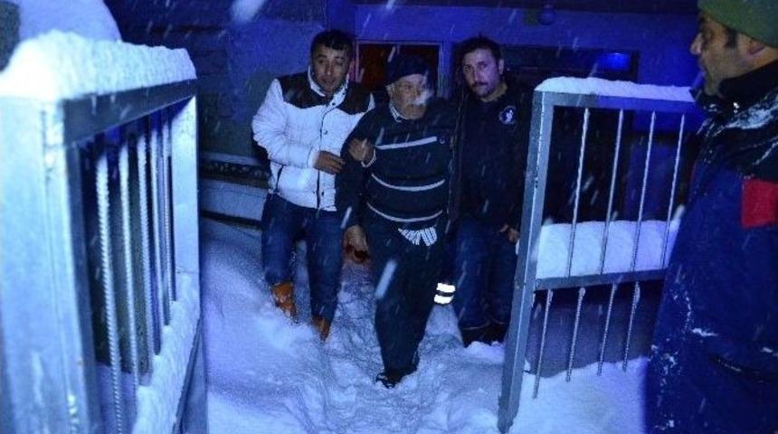 Kar K&uuml;reme Aracının Giremediği K&ouml;ye Umke Girdi