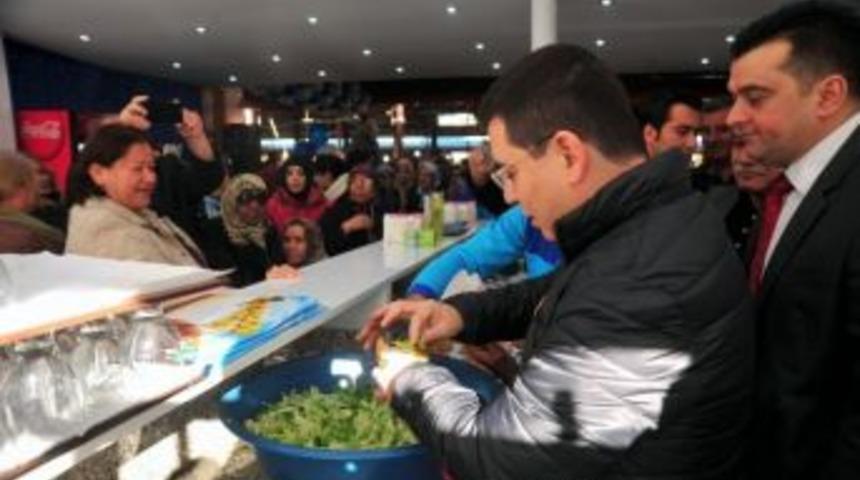 Tütüncü’den Vatandaşa Balık Ekmek İkramı