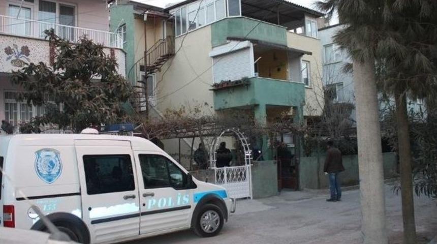 Merdivenlerden D&uuml;şen Adamın Cesedini Komşusu Buldu