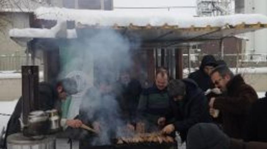 Aktif Eğitim-sen Erzurum Şubesi, &Uuml;yelerine Balık-ekmek İkram Etti