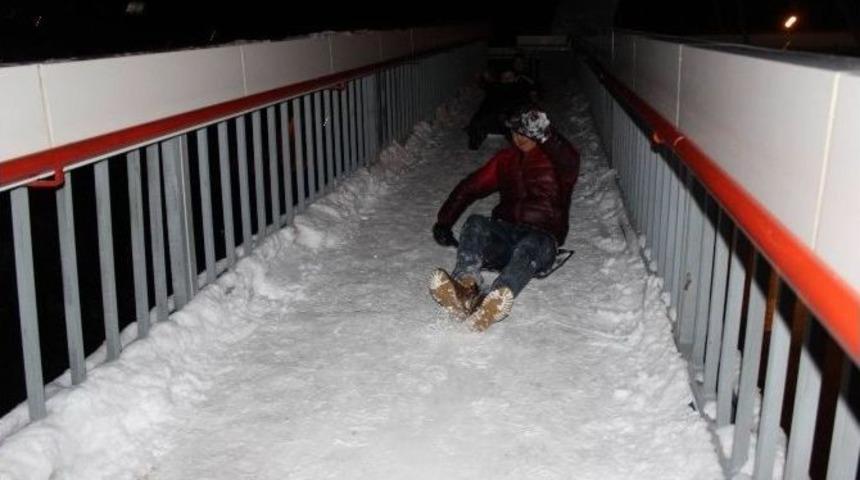 (&ouml;zel Haber) &Uuml;st Ge&ccedil;it &Ccedil;ocukların Buz Pisti Oldu