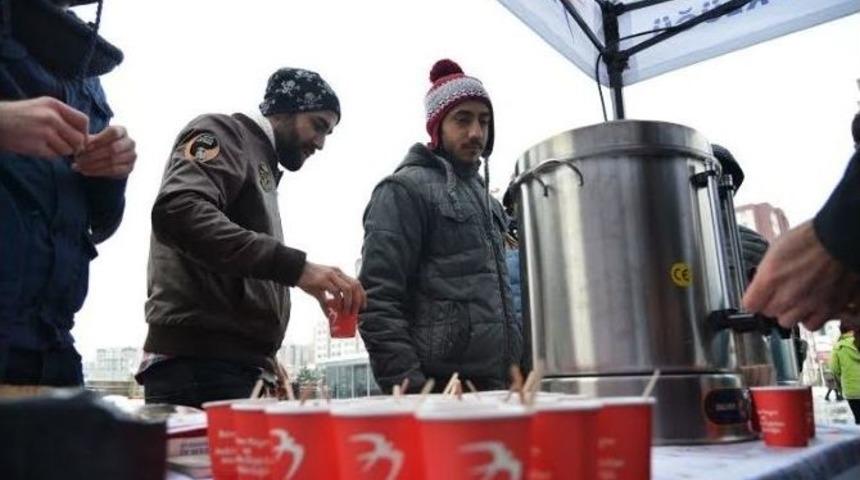 Vatandaşlara Karda Sıcak İ&ccedil;ecek İkramı