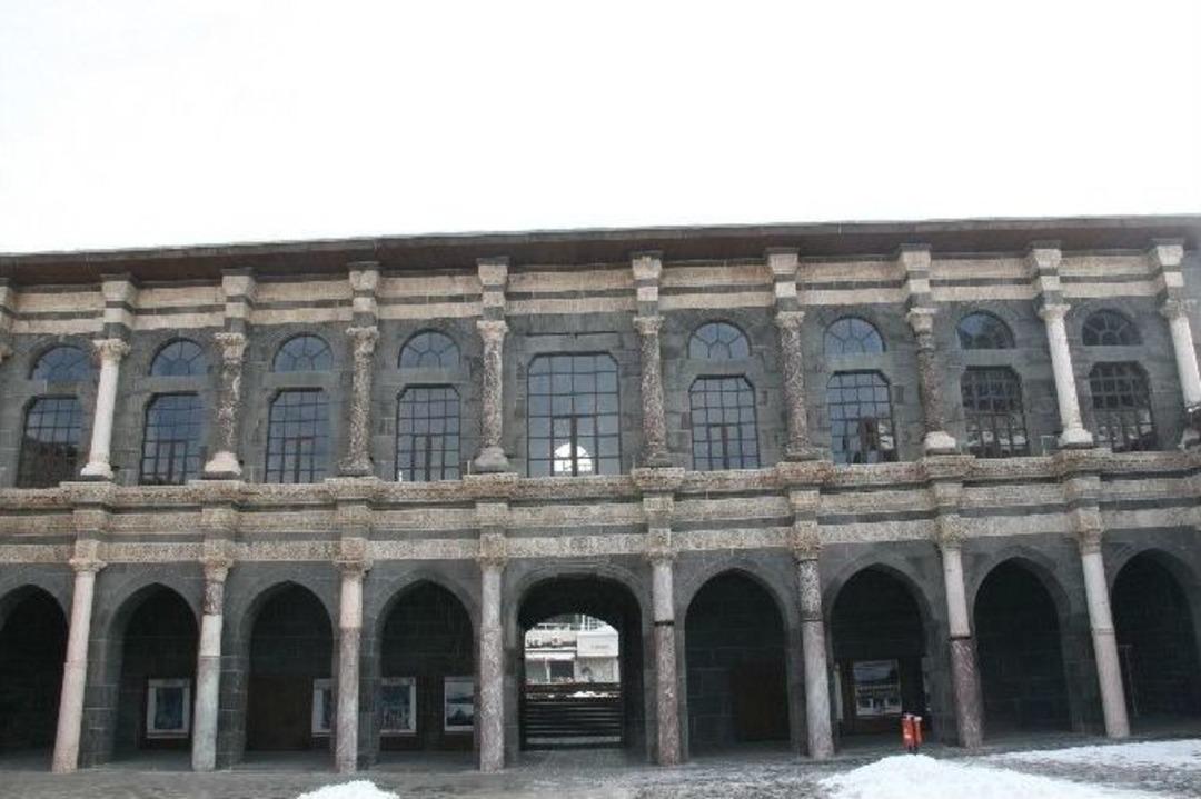 Sur&rsquo;da Devam Eden &Ccedil;atışmadan Ulu Cami&rsquo;de Nasibini Aldı