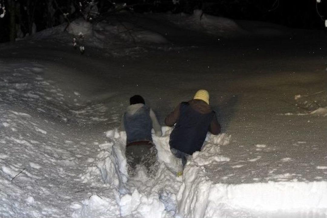 &Uuml;zerine Sıcak Su D&ouml;k&uuml;len &Ccedil;ocuk İ&ccedil;in 25 Kilometrelik Karlı Yolda 15 Saat S&uuml;ren Zorlu &Ccedil;alışma