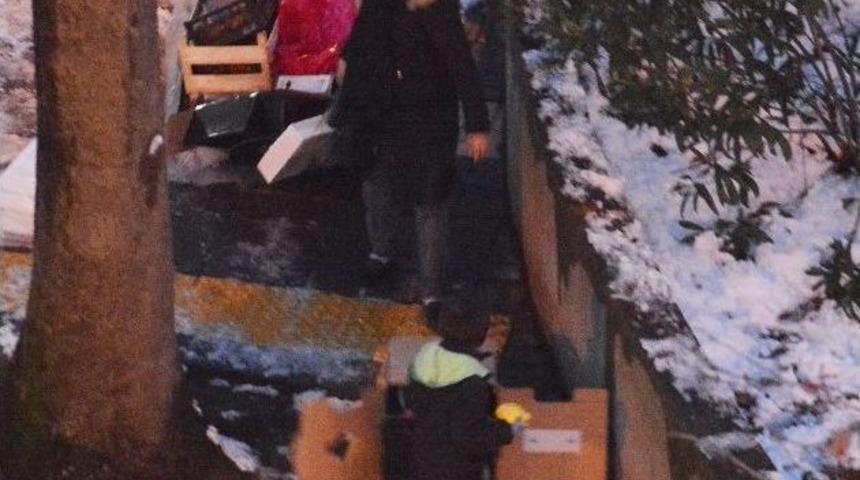 Gen&ccedil; Kız İle &Ccedil;ocuğun Karlı Havada Karton Toplaması Objektiflere Yansıdı