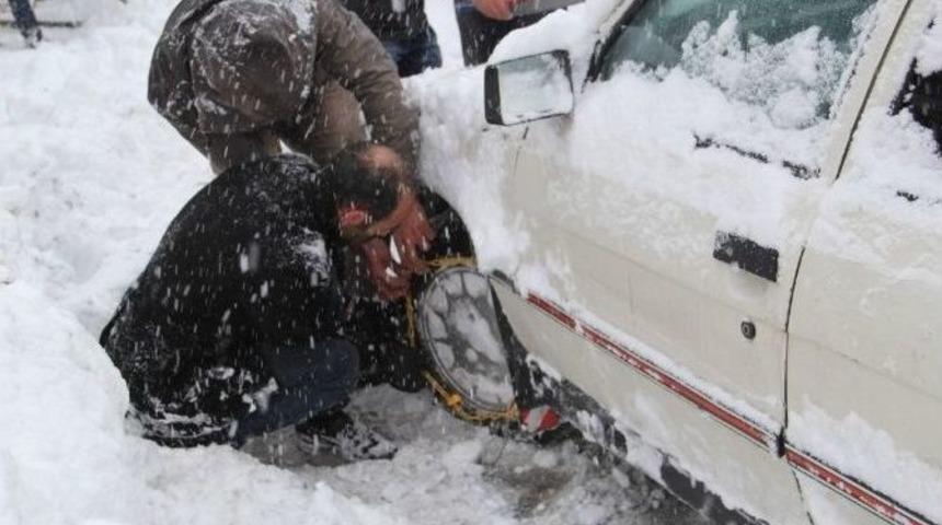 Başkale&rsquo;de 127 Mahalle Yolu Ulaşıma Kapandı