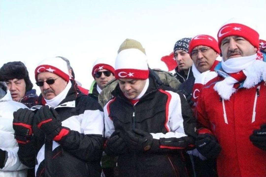 Gen&ccedil;lik Ve Spor Bakanı Kılı&ccedil;, Kars&rsquo;ta Sarıkamış Şehitleri İ&ccedil;in Y&uuml;r&uuml;d&uuml;