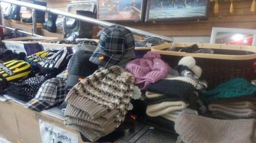 Alaplı&rsquo;da Kar Yağışı, Bere ,atkı Ve Eldiven Satışlarını Arttırdı