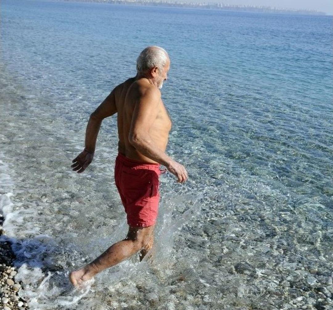Antalya&rsquo;da Kar Alarmı &Ouml;ncesi Deniz Ve G&uuml;neş Keyfi