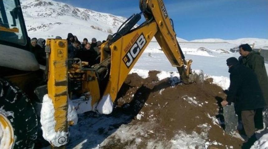 Başkale&rsquo;de Kep&ccedil;e Yardımıyla Cenaze Defni