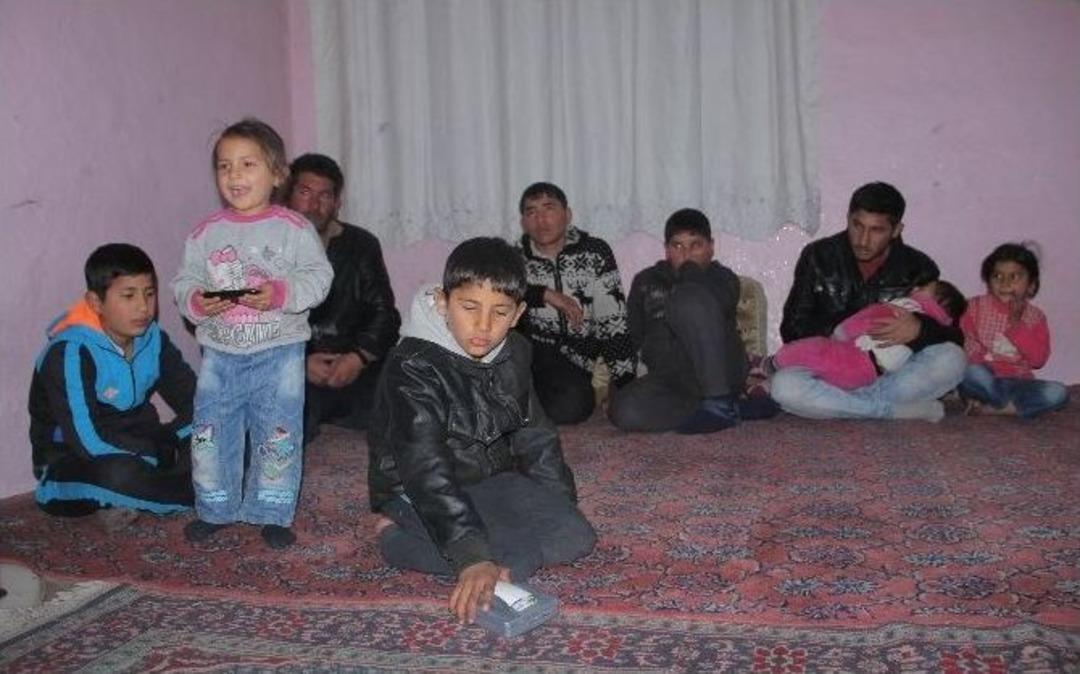 Eşi &Ouml;len Suriyeli Baba, 9 &Ccedil;ocuğuyla Yaşam Savaşı Veriyor