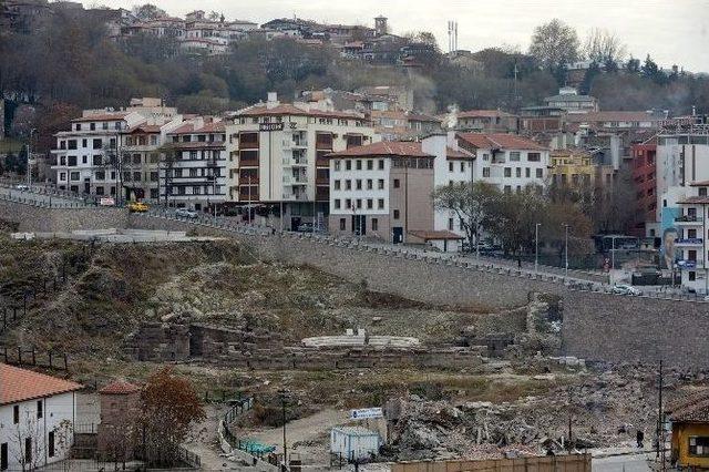 Roma Antik Tiyatrosunu Örten Son Yapı Da Yıkıldı