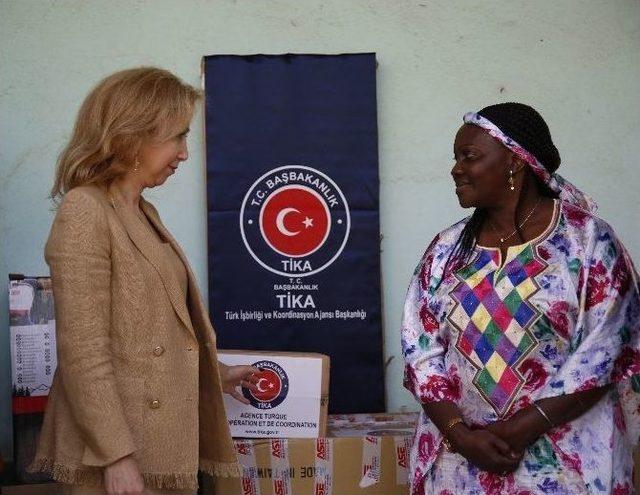 Tika’dan Gine Bissau Sağlık Bakanlığına Malzeme Desteği